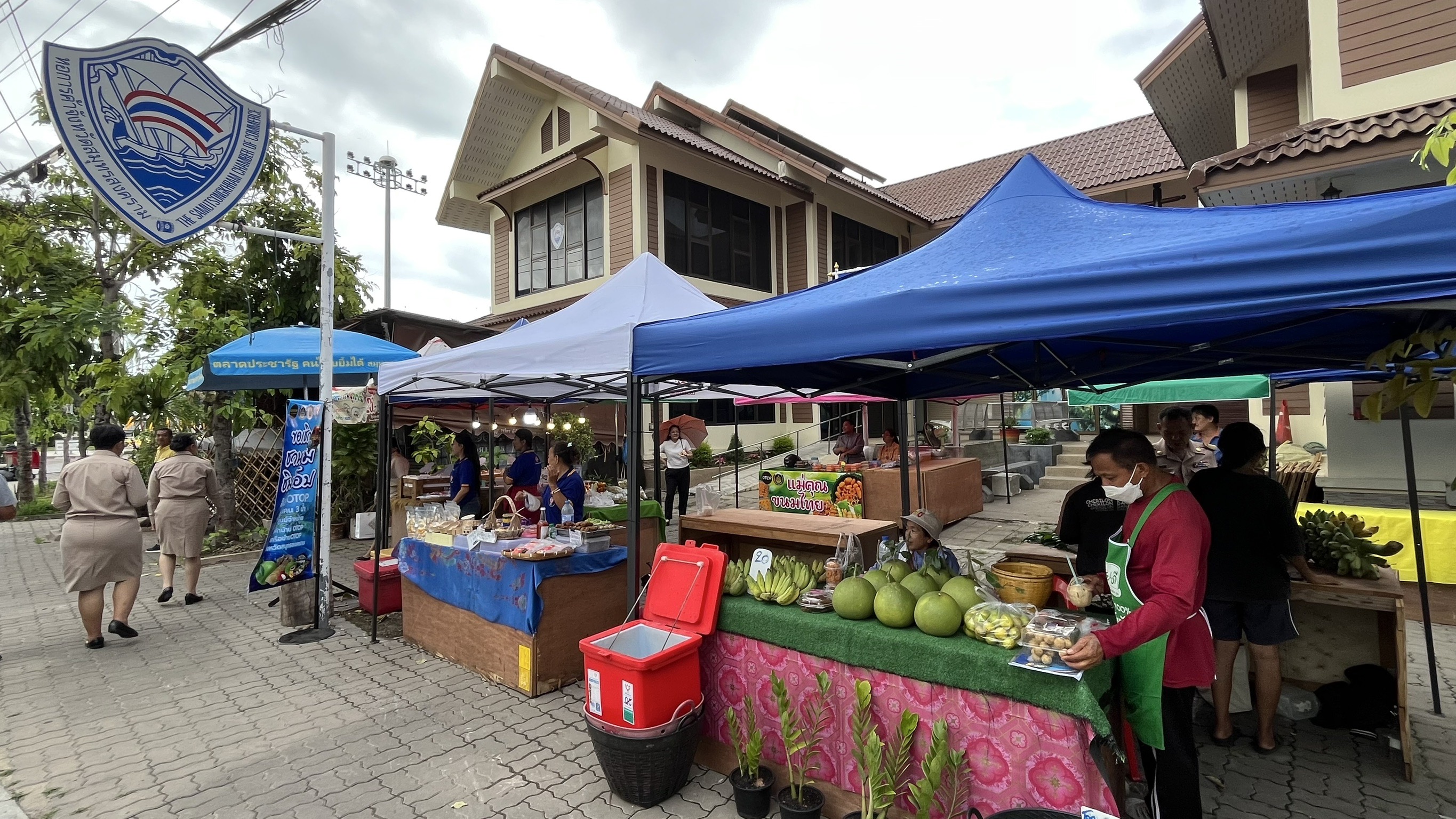 พช. สมุทรสงคราม เสริมแรงเครือข่าย OTOP จัดกิจกรรม “ตลาดชุมชนคน 3 น้ำ” ส่งเสริมช่องทางการตลาด