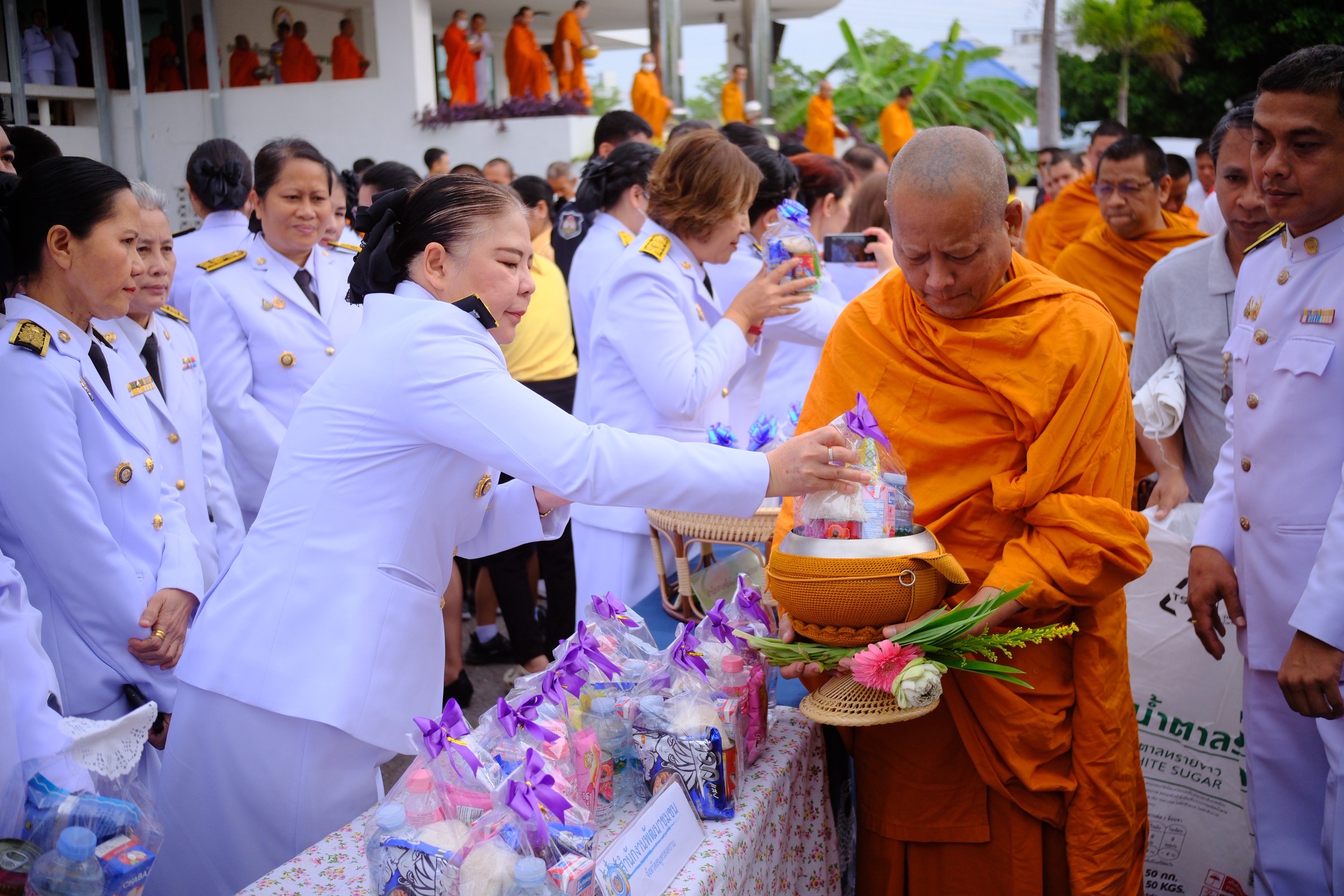 พช.สมุทรสงคราม ร่วมพิธีทำบุญตักบาตรถวายพระราชกุศลและพิธีถวายพระพรชัยมงคล เนื่องในโอกาสวันคล้ายวันประสูติพระเจ้าวรวงศ์เธอ พระองค์เจ้าโสมสวลี กรมหมื่นสุทธนารีนาถ