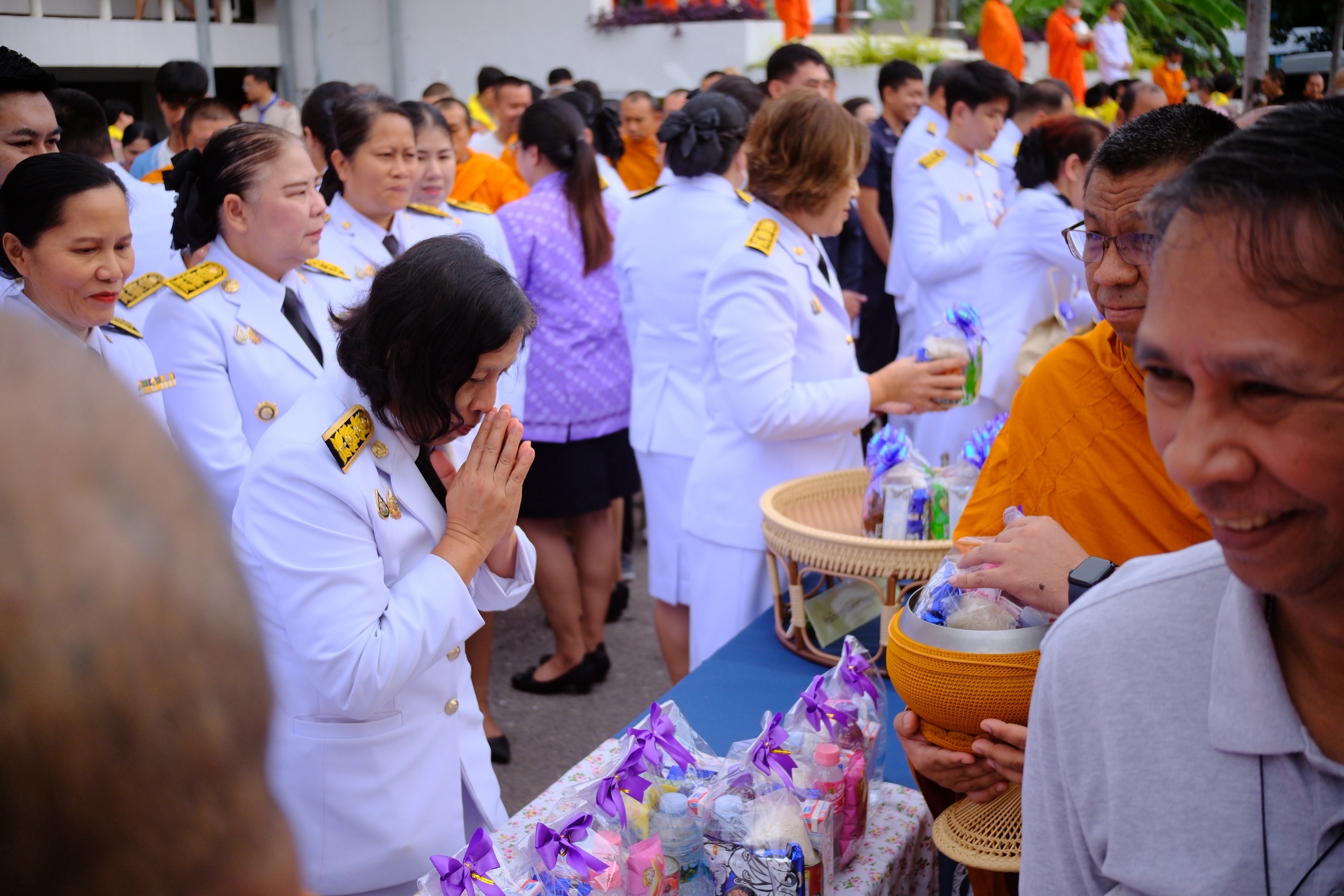 พช.สมุทรสงคราม ร่วมพิธีทำบุญตักบาตรถวายพระราชกุศลและพิธีถวายพระพรชัยมงคล เนื่องในโอกาสวันคล้ายวันประสูติพระเจ้าวรวงศ์เธอ พระองค์เจ้าโสมสวลี กรมหมื่นสุทธนารีนาถ