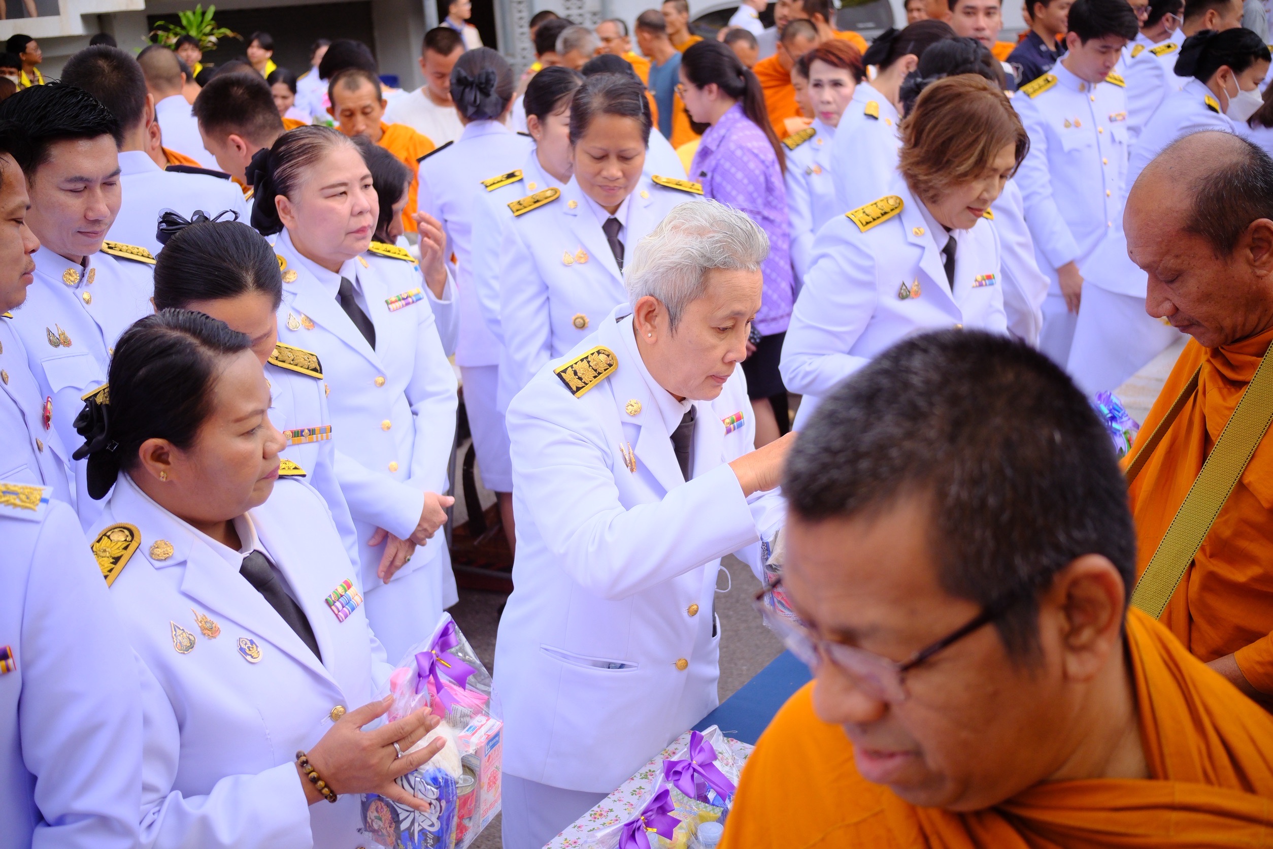 พช.สมุทรสงคราม ร่วมพิธีทำบุญตักบาตรถวายพระราชกุศลและพิธีถวายพระพรชัยมงคล เนื่องในโอกาสวันคล้ายวันประสูติพระเจ้าวรวงศ์เธอ พระองค์เจ้าโสมสวลี กรมหมื่นสุทธนารีนาถ