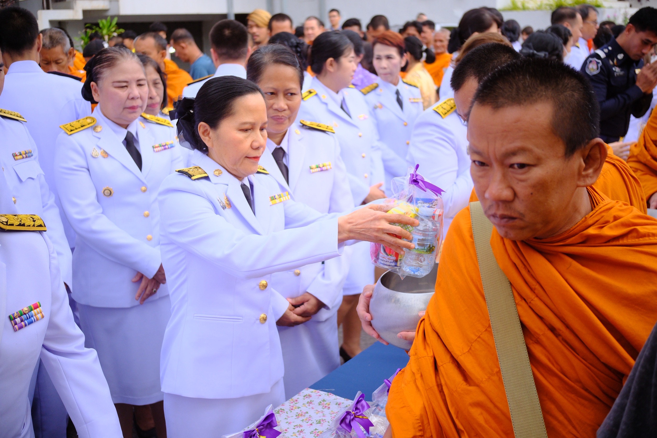 พช.สมุทรสงคราม ร่วมพิธีทำบุญตักบาตรถวายพระราชกุศลและพิธีถวายพระพรชัยมงคล เนื่องในโอกาสวันคล้ายวันประสูติพระเจ้าวรวงศ์เธอ พระองค์เจ้าโสมสวลี กรมหมื่นสุทธนารีนาถ