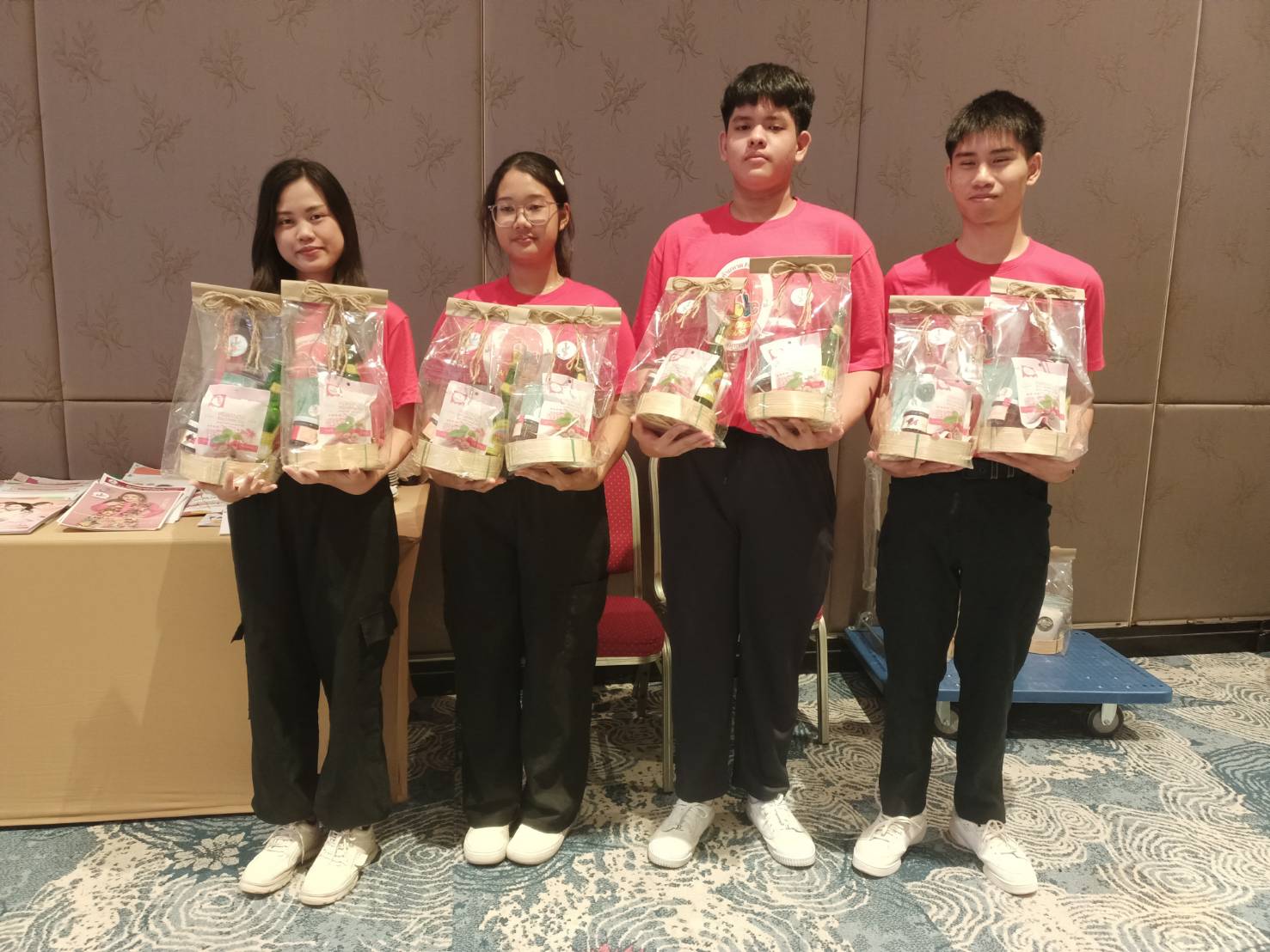 พช.สมุทรสงคราม ร่วมส่งเสริมสนับสนุน พร้อมให้กำลังใจแก่ผู้ร่วมกิจกรรมการประกวดผลงานโครงการ To Be Number One ระดับประเทศ ประจำปี 2568