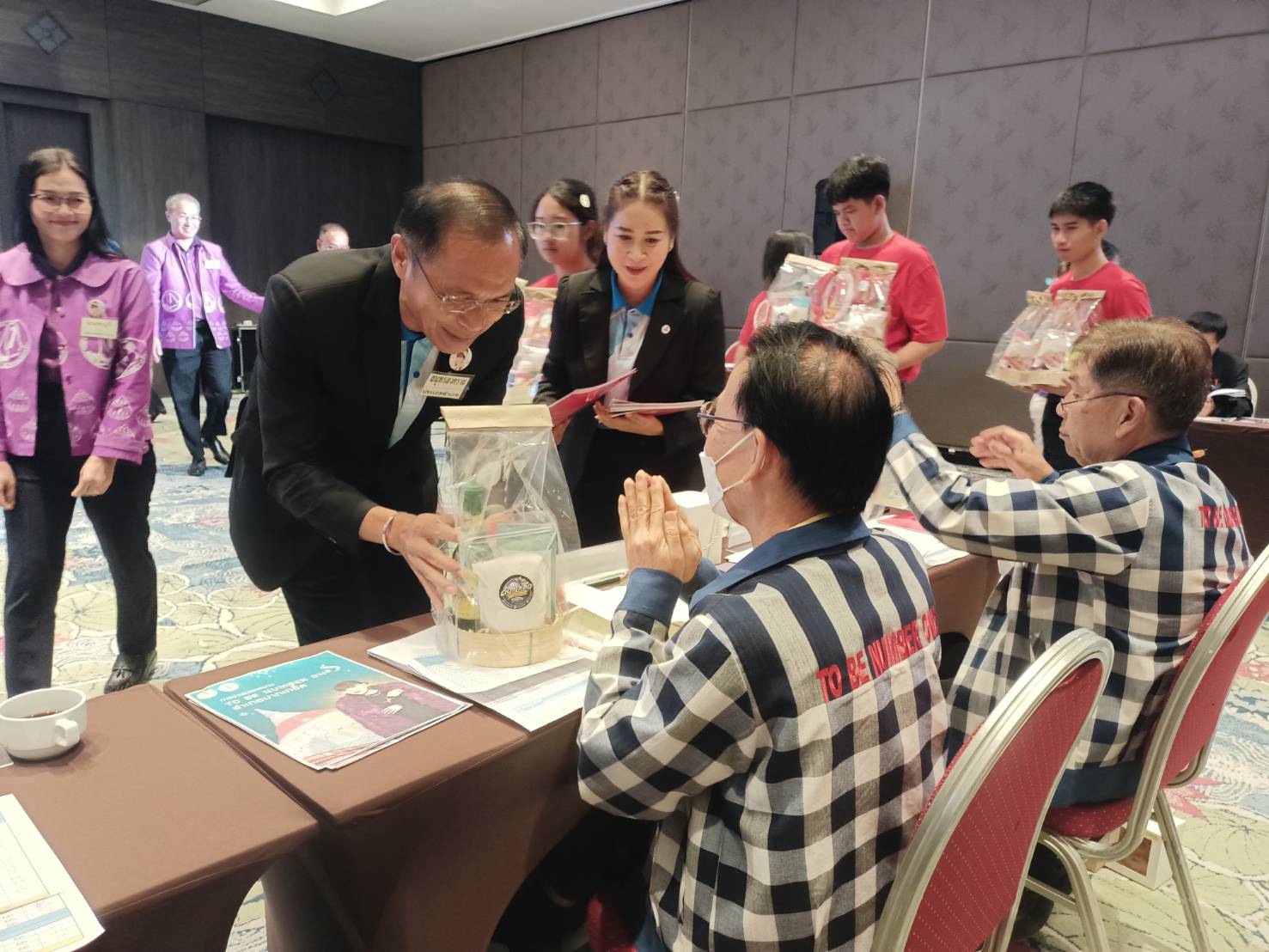 พช.สมุทรสงคราม ร่วมส่งเสริมสนับสนุน พร้อมให้กำลังใจแก่ผู้ร่วมกิจกรรมการประกวดผลงานโครงการ To Be Number One ระดับประเทศ ประจำปี 2568