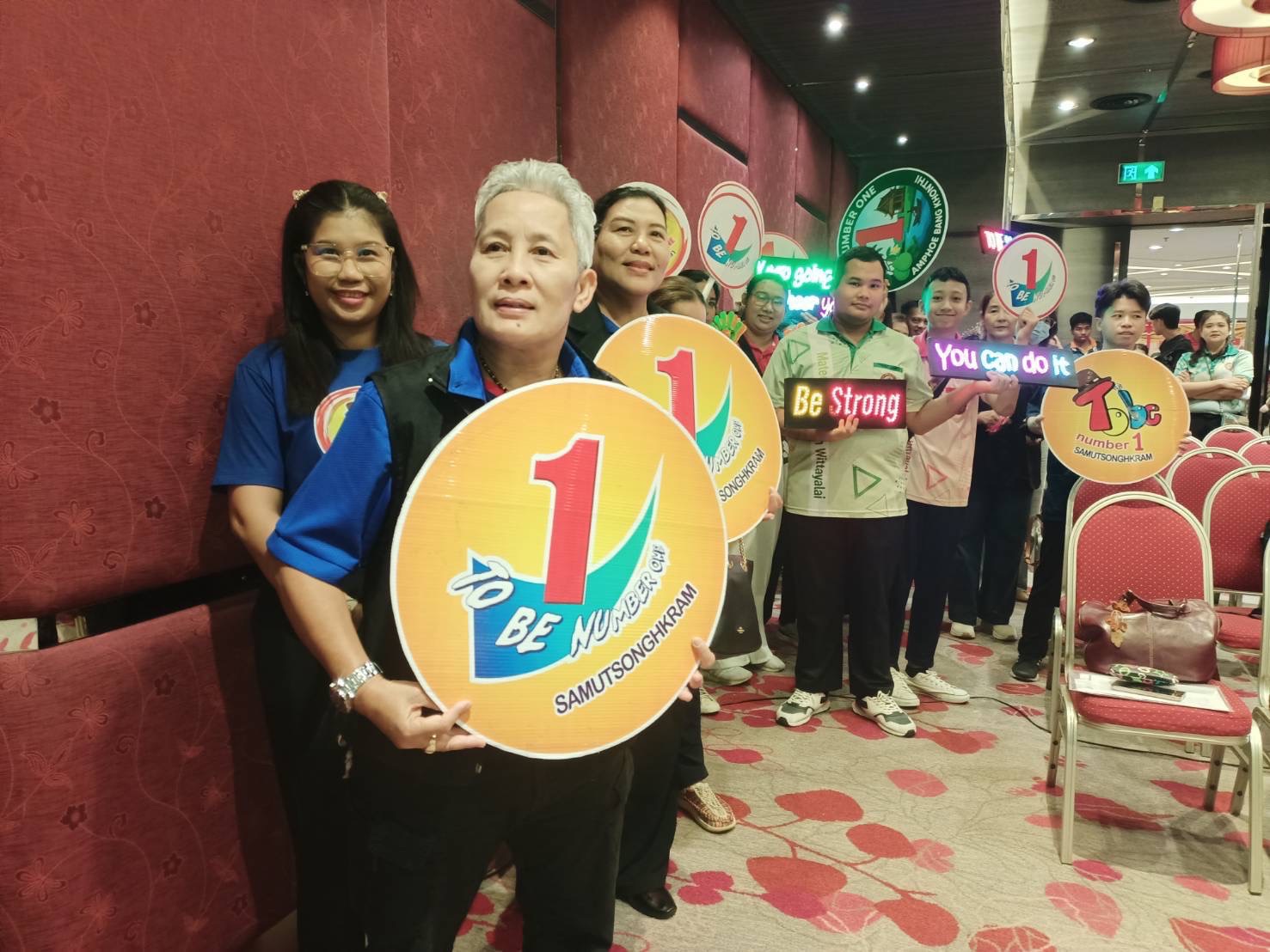 พช.สมุทรสงคราม ร่วมส่งเสริมสนับสนุน พร้อมให้กำลังใจแก่ผู้ร่วมกิจกรรมการประกวดผลงานโครงการ To Be Number One ระดับประเทศ ประจำปี 2568