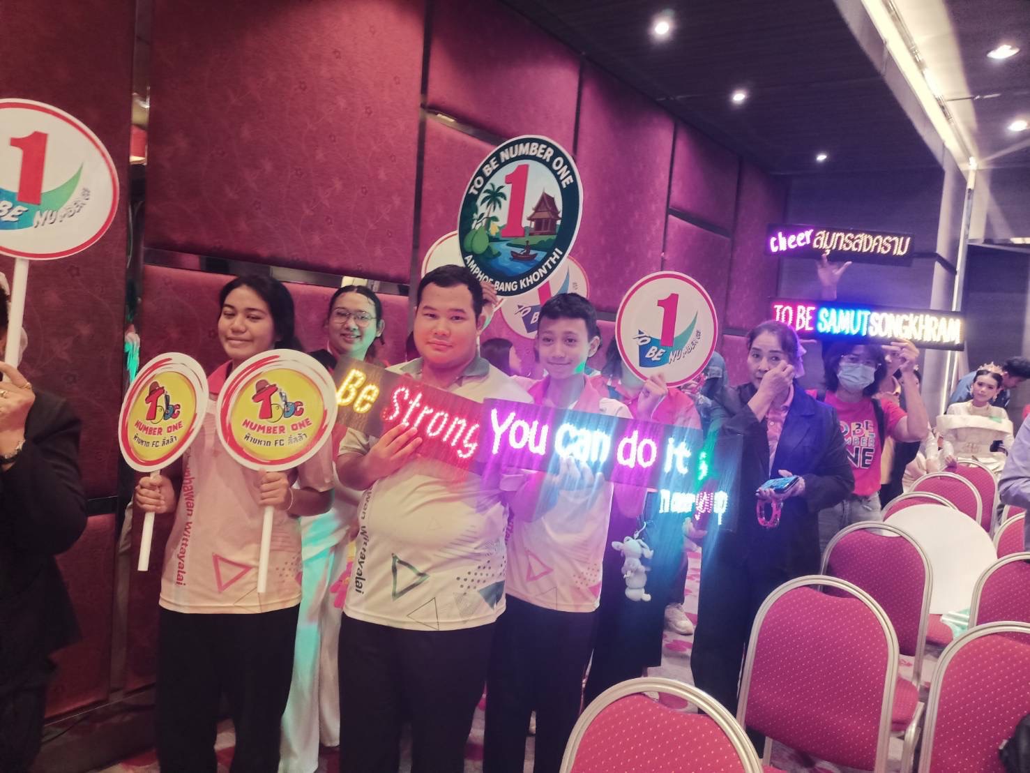 พช.สมุทรสงคราม ร่วมส่งเสริมสนับสนุน พร้อมให้กำลังใจแก่ผู้ร่วมกิจกรรมการประกวดผลงานโครงการ To Be Number One ระดับประเทศ ประจำปี 2568