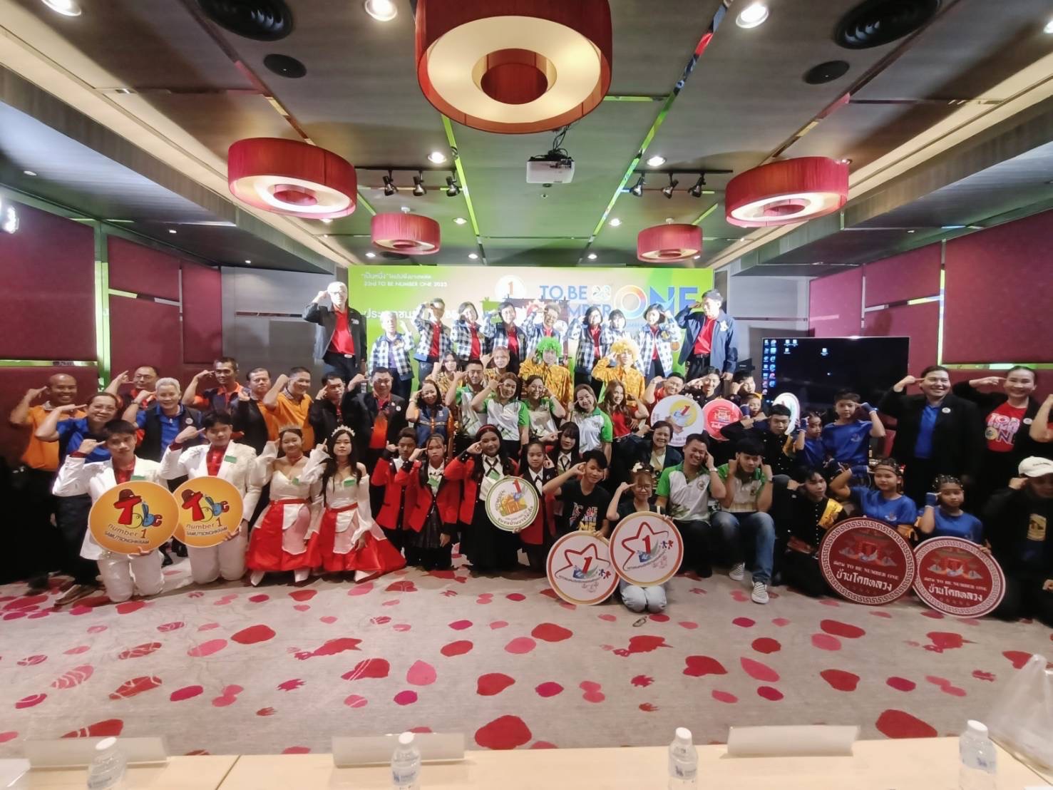พช.สมุทรสงคราม ร่วมส่งเสริมสนับสนุน พร้อมให้กำลังใจแก่ผู้ร่วมกิจกรรมการประกวดผลงานโครงการ To Be Number One ระดับประเทศ ประจำปี 2568