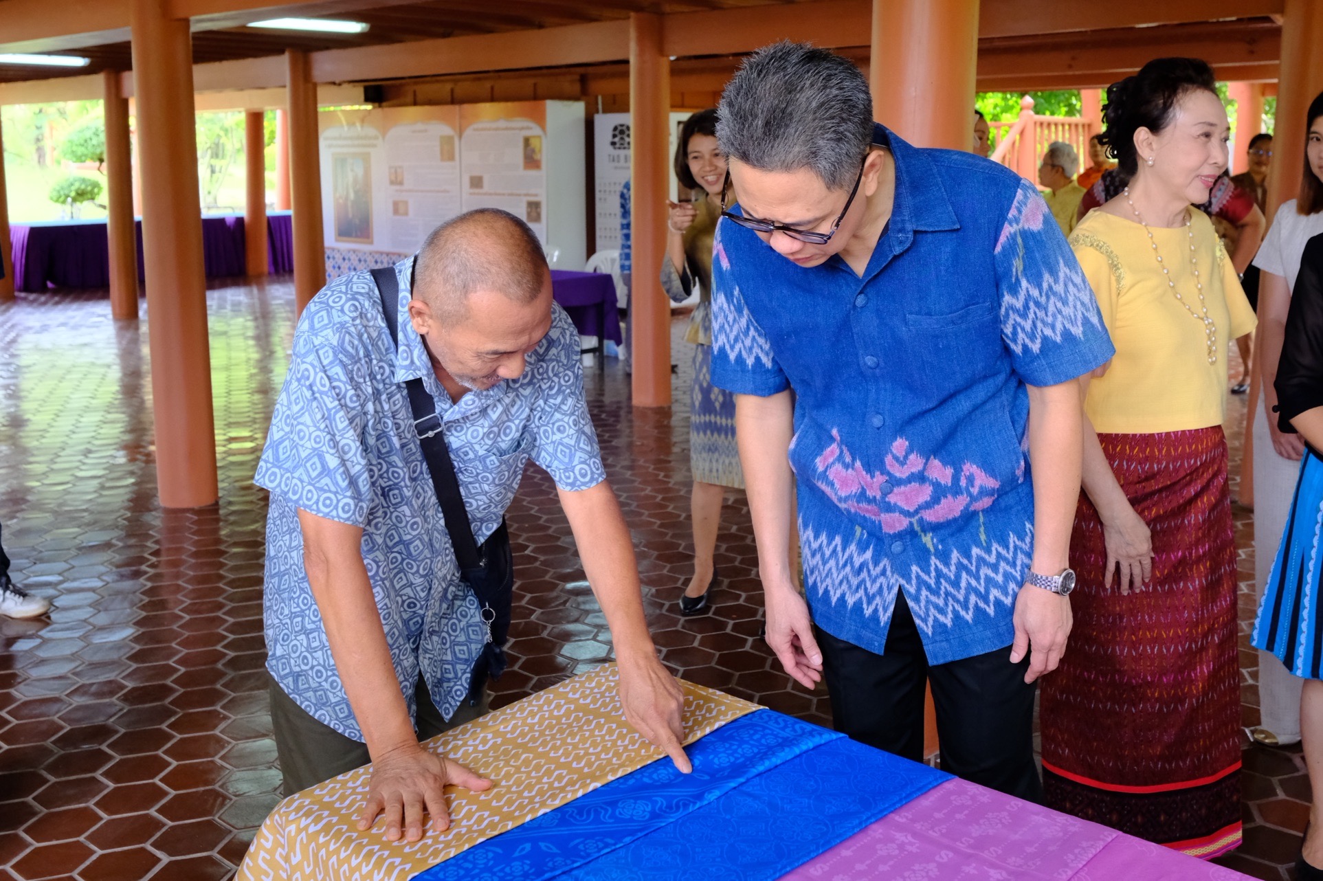พช.สมุทรสงคราม ดำเนินโครงการพัฒนาศักยภาพผู้ผลิต ผู้ประกอบการ OTOP ผ้าไทย (Coaching) ลายผ้าพระราชทาน “ผ้าลายสิริราชพัสตราภรณ์ ” ประจำปีงบประมาณ พ.ศ. 2568