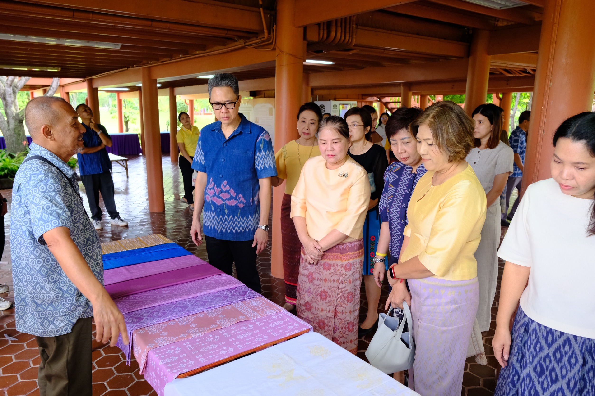 พช.สมุทรสงคราม ดำเนินโครงการพัฒนาศักยภาพผู้ผลิต ผู้ประกอบการ OTOP ผ้าไทย (Coaching) ลายผ้าพระราชทาน “ผ้าลายสิริราชพัสตราภรณ์ ” ประจำปีงบประมาณ พ.ศ. 2568
