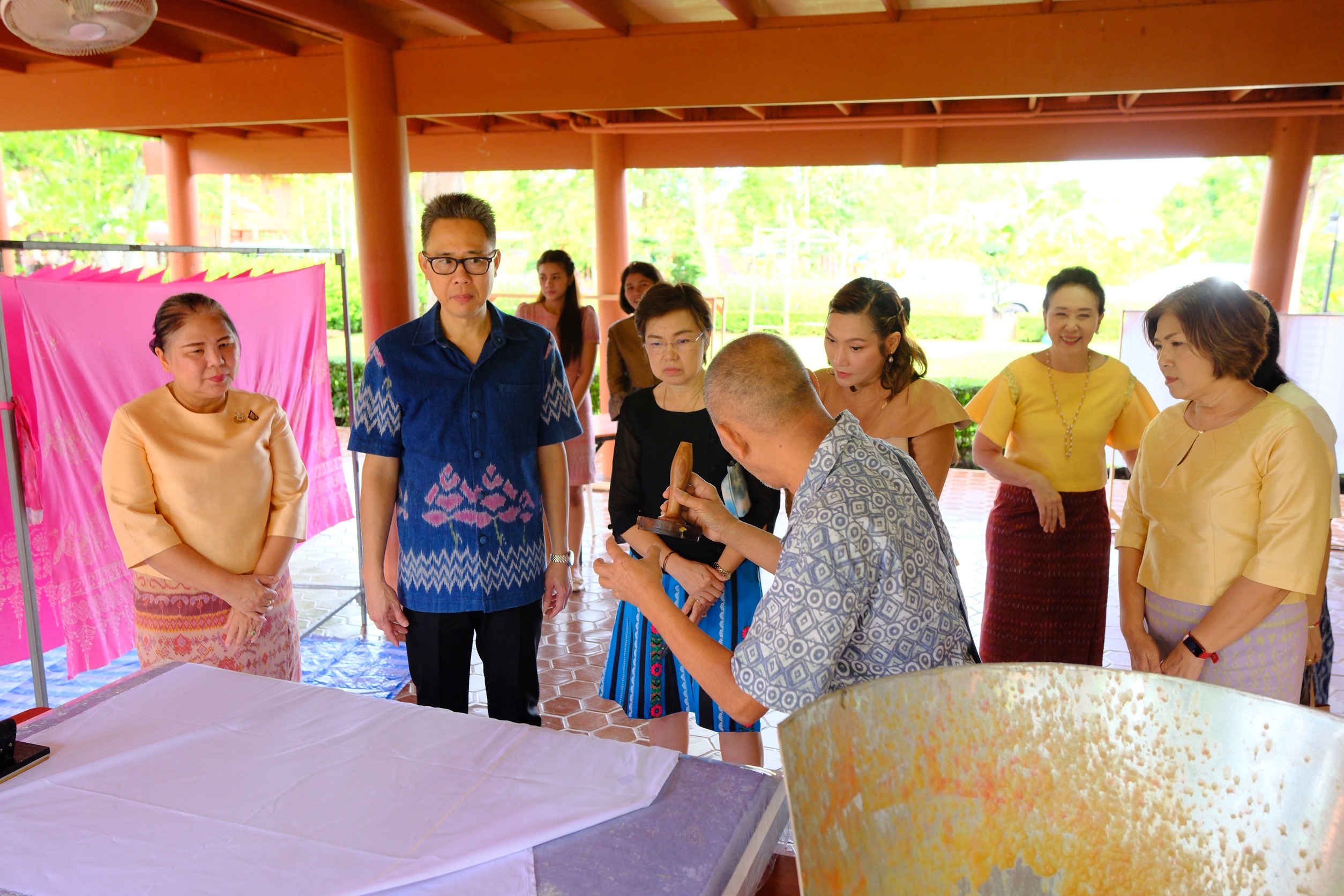 พช.สมุทรสงคราม ดำเนินโครงการพัฒนาศักยภาพผู้ผลิต ผู้ประกอบการ OTOP ผ้าไทย (Coaching) ลายผ้าพระราชทาน “ผ้าลายสิริราชพัสตราภรณ์ ” ประจำปีงบประมาณ พ.ศ. 2568