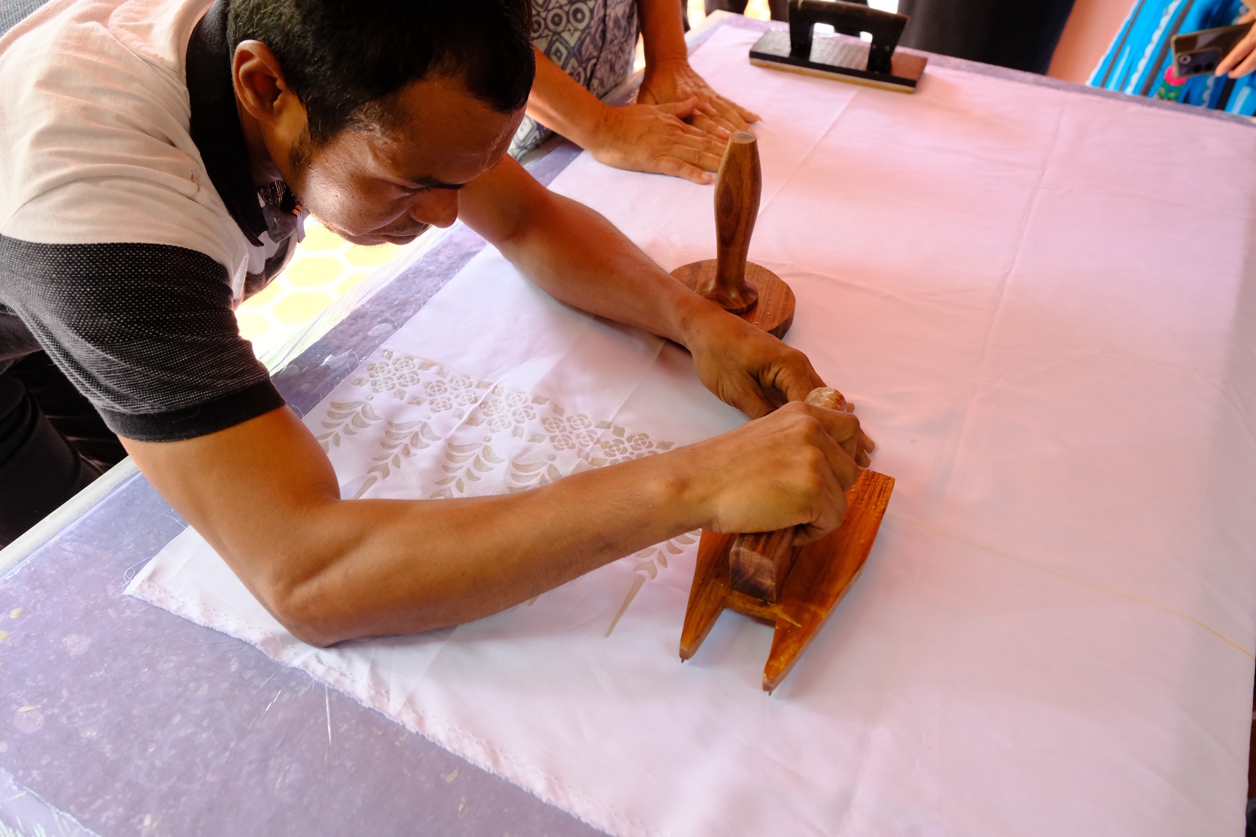 พช.สมุทรสงคราม ดำเนินโครงการพัฒนาศักยภาพผู้ผลิต ผู้ประกอบการ OTOP ผ้าไทย (Coaching) ลายผ้าพระราชทาน “ผ้าลายสิริราชพัสตราภรณ์ ” ประจำปีงบประมาณ พ.ศ. 2568