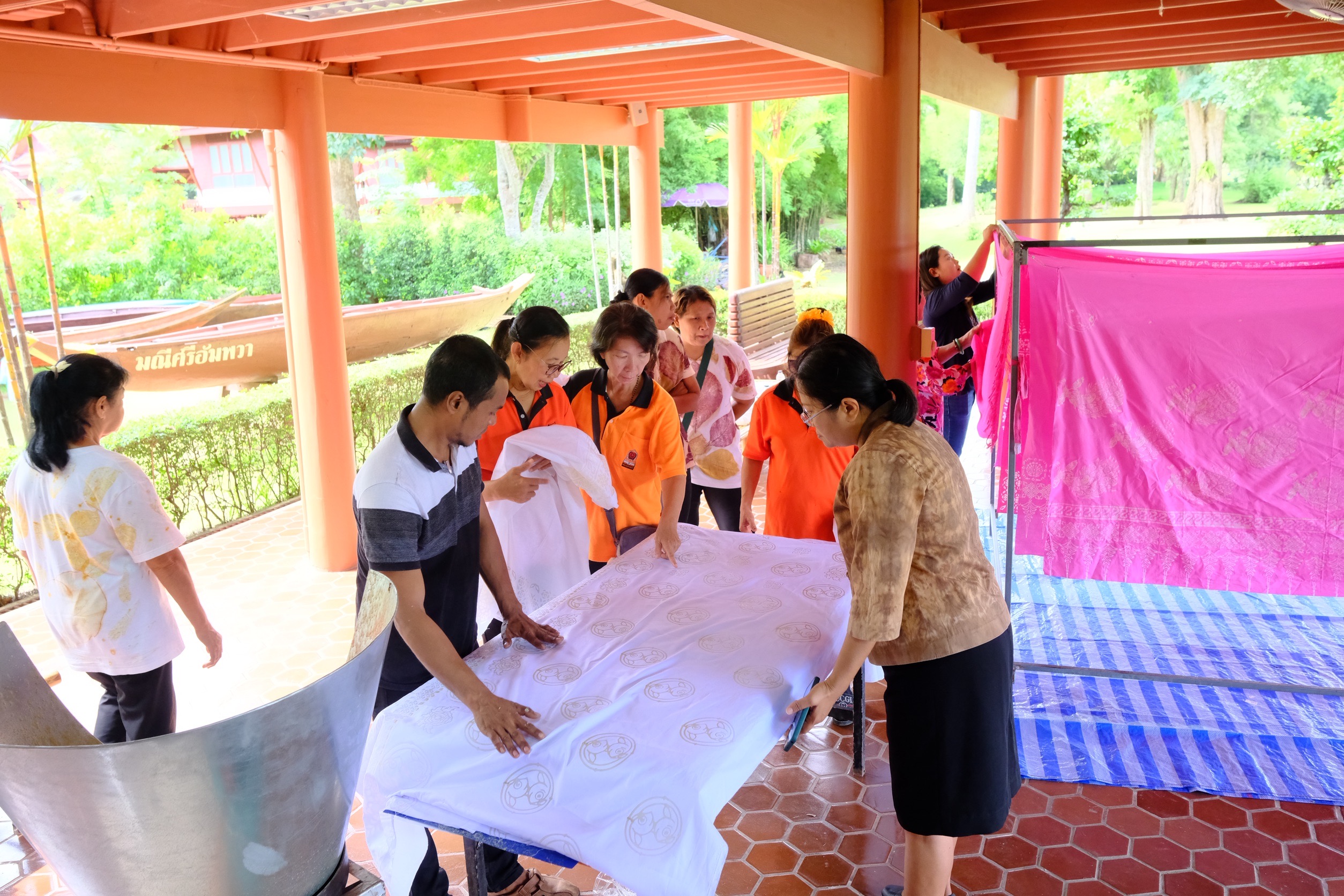 พช.สมุทรสงคราม ดำเนินโครงการพัฒนาศักยภาพผู้ผลิต ผู้ประกอบการ OTOP ผ้าไทย (Coaching) ลายผ้าพระราชทาน “ผ้าลายสิริราชพัสตราภรณ์ ” ประจำปีงบประมาณ พ.ศ. 2568
