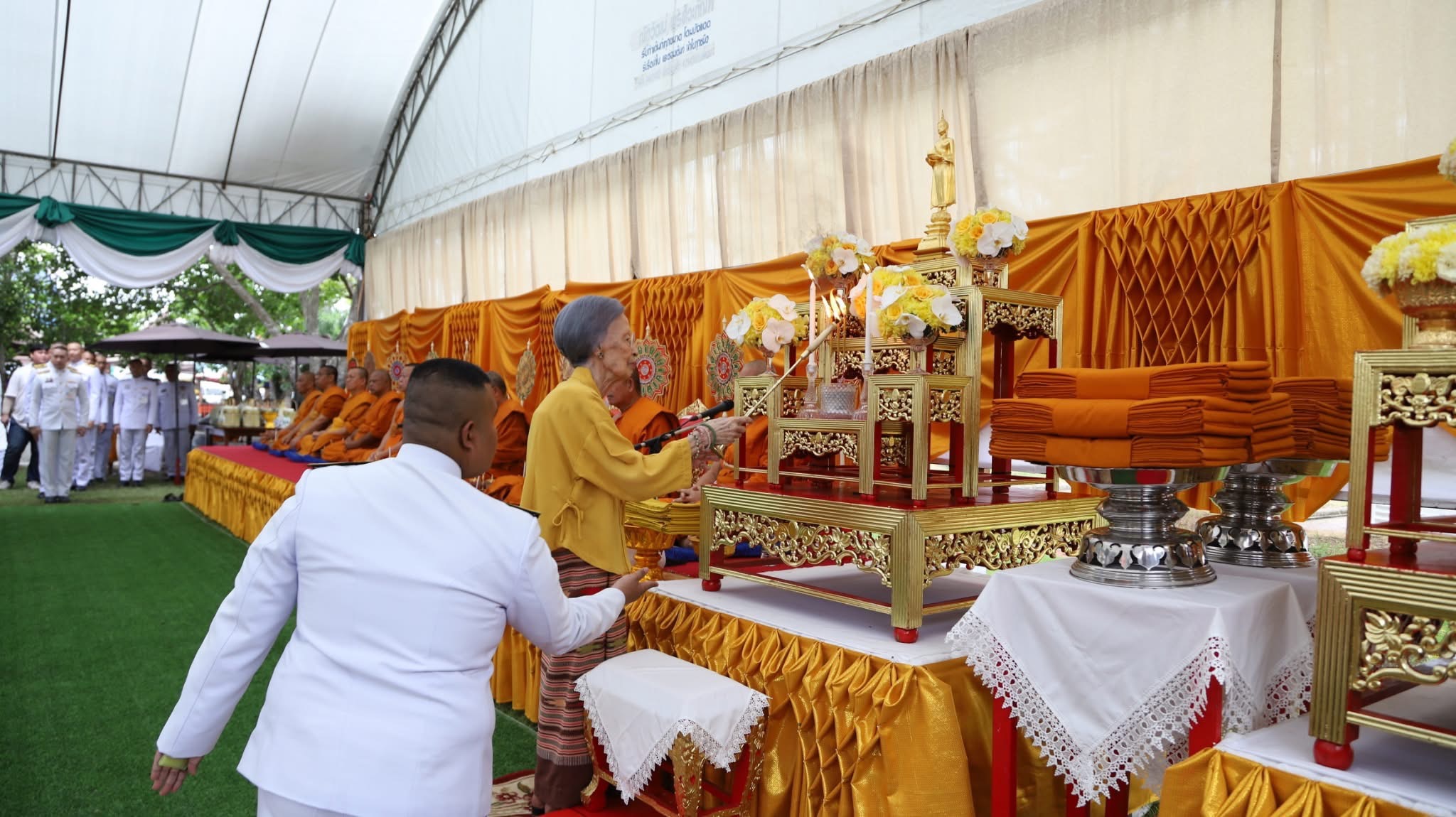 พช.สมุทรสงคราม ร่วมพิธีวางพวงมาลาถวายราชสักการะ พิธีบำเพ็ญกุศลทักษิณานุปทาน อุทิศถวายพระราชกุศลเนื่องในอภิลักขิตสมัย วันคล้ายวันสวรรคตพระบาทสมเด็จพระพุทธเลิศหล้านภาลัย รัชกาลที่ 2 ปีที่ 201 และพิธีทอดผ้าป่า ถวายพระราชกุศล เพื่อสมทบทุนในการบูรณปฏิสังขรณ์โบราณสถาน วัดอัมพวันเจติยาราม (พระปรางค์ พระพุทธรูป พระพุทธไสยาสน์ พระวิหารคด พระที่นั่งทรงธรรม และภูมิทัศน์)