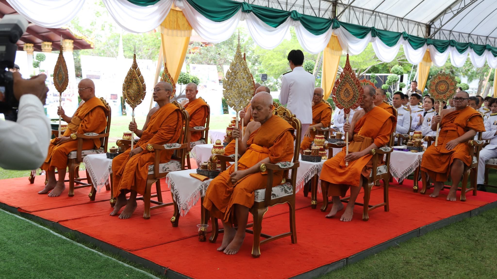 พช.สมุทรสงคราม ร่วมพิธีวางพวงมาลาถวายราชสักการะ พิธีบำเพ็ญกุศลทักษิณานุปทาน อุทิศถวายพระราชกุศลเนื่องในอภิลักขิตสมัย วันคล้ายวันสวรรคตพระบาทสมเด็จพระพุทธเลิศหล้านภาลัย รัชกาลที่ 2 ปีที่ 201 และพิธีทอดผ้าป่า ถวายพระราชกุศล เพื่อสมทบทุนในการบูรณปฏิสังขรณ์โบราณสถาน วัดอัมพวันเจติยาราม (พระปรางค์ พระพุทธรูป พระพุทธไสยาสน์ พระวิหารคด พระที่นั่งทรงธรรม และภูมิทัศน์)