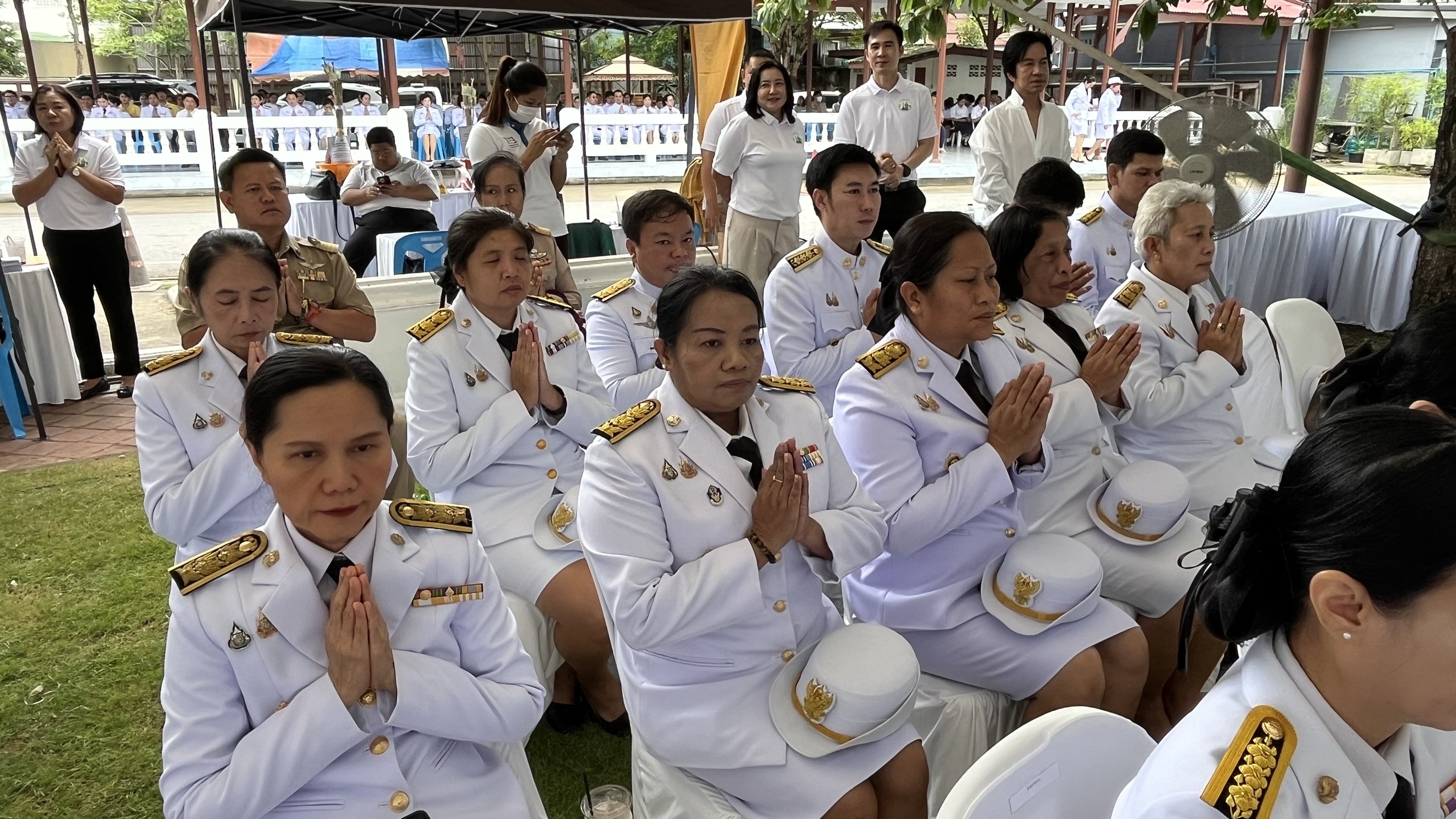 พช.สมุทรสงคราม ร่วมพิธีวางพวงมาลาถวายราชสักการะ พิธีบำเพ็ญกุศลทักษิณานุปทาน อุทิศถวายพระราชกุศลเนื่องในอภิลักขิตสมัย วันคล้ายวันสวรรคตพระบาทสมเด็จพระพุทธเลิศหล้านภาลัย รัชกาลที่ 2 ปีที่ 201 และพิธีทอดผ้าป่า ถวายพระราชกุศล เพื่อสมทบทุนในการบูรณปฏิสังขรณ์โบราณสถาน วัดอัมพวันเจติยาราม (พระปรางค์ พระพุทธรูป พระพุทธไสยาสน์ พระวิหารคด พระที่นั่งทรงธรรม และภูมิทัศน์)