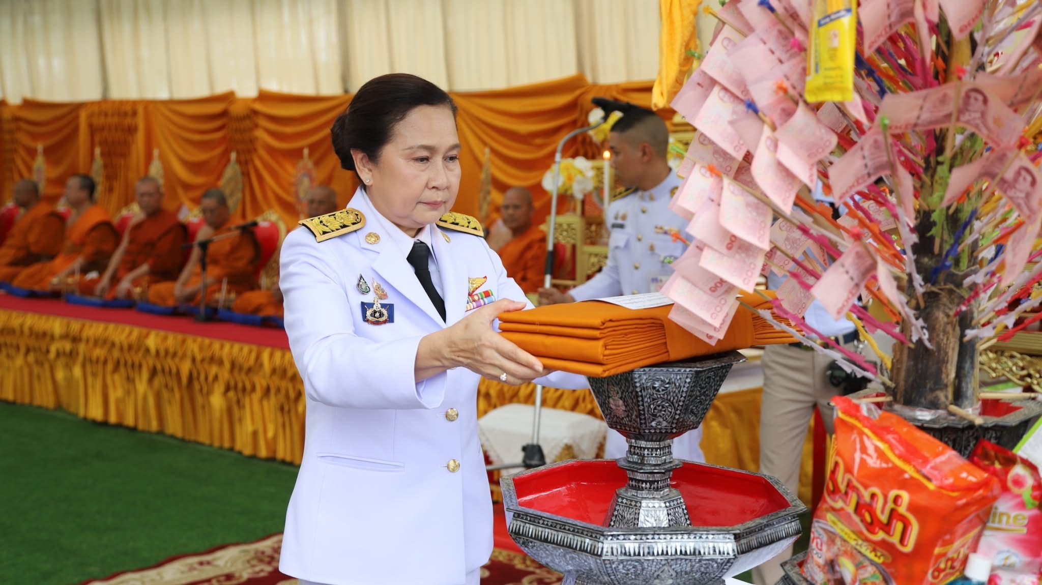 พช.สมุทรสงคราม ร่วมพิธีวางพวงมาลาถวายราชสักการะ พิธีบำเพ็ญกุศลทักษิณานุปทาน อุทิศถวายพระราชกุศลเนื่องในอภิลักขิตสมัย วันคล้ายวันสวรรคตพระบาทสมเด็จพระพุทธเลิศหล้านภาลัย รัชกาลที่ 2 ปีที่ 201 และพิธีทอดผ้าป่า ถวายพระราชกุศล เพื่อสมทบทุนในการบูรณปฏิสังขรณ์โบราณสถาน วัดอัมพวันเจติยาราม (พระปรางค์ พระพุทธรูป พระพุทธไสยาสน์ พระวิหารคด พระที่นั่งทรงธรรม และภูมิทัศน์)
