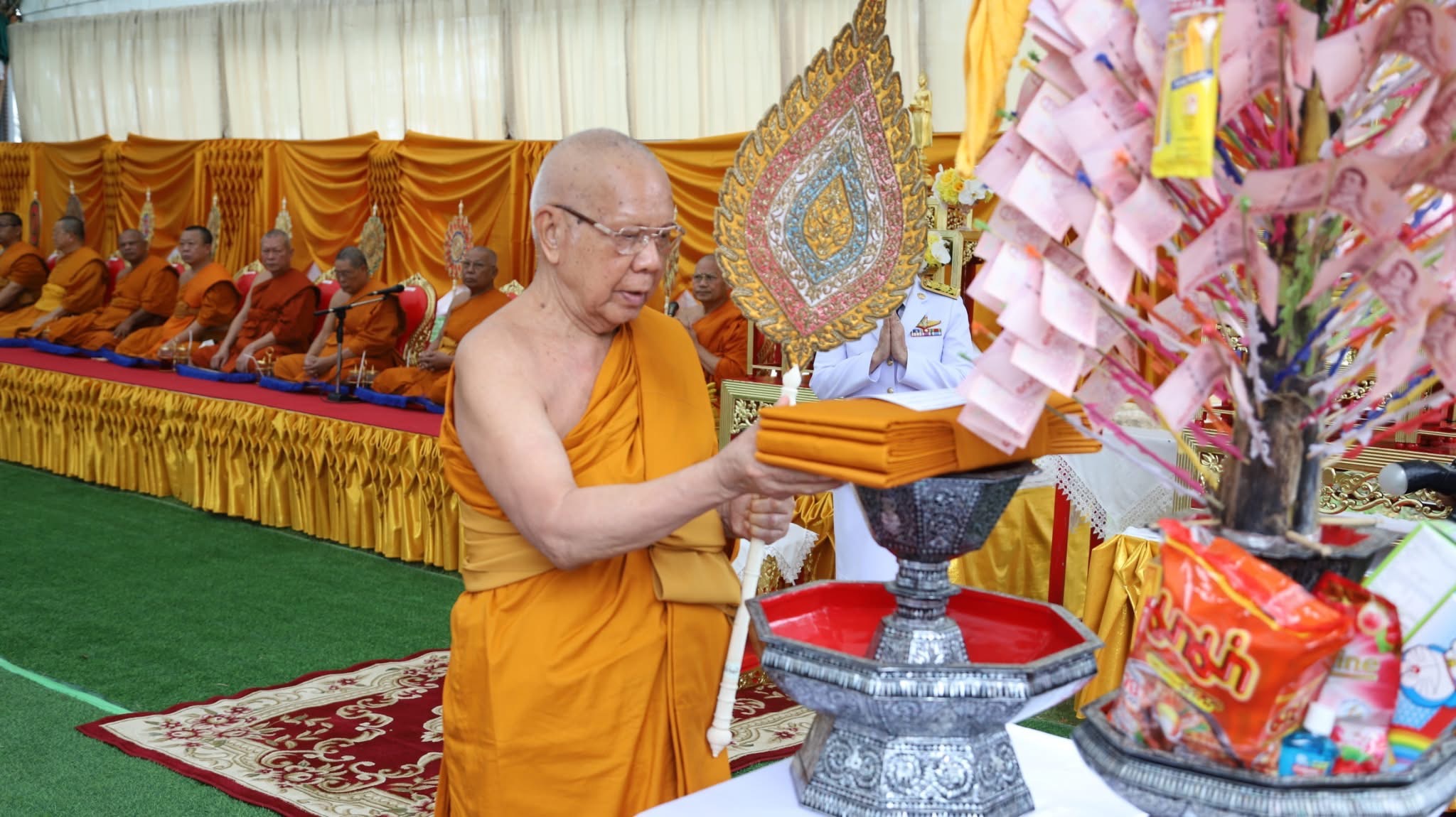 พช.สมุทรสงคราม ร่วมพิธีวางพวงมาลาถวายราชสักการะ พิธีบำเพ็ญกุศลทักษิณานุปทาน อุทิศถวายพระราชกุศลเนื่องในอภิลักขิตสมัย วันคล้ายวันสวรรคตพระบาทสมเด็จพระพุทธเลิศหล้านภาลัย รัชกาลที่ 2 ปีที่ 201 และพิธีทอดผ้าป่า ถวายพระราชกุศล เพื่อสมทบทุนในการบูรณปฏิสังขรณ์โบราณสถาน วัดอัมพวันเจติยาราม (พระปรางค์ พระพุทธรูป พระพุทธไสยาสน์ พระวิหารคด พระที่นั่งทรงธรรม และภูมิทัศน์)